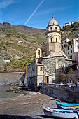 Liguria - Le Cinque Terre. Il Sentiero Verdeazzurro da Vernazza a Riomaggiore. La chiesa di Santa Margherita d'Antiochia a Vernazza. 